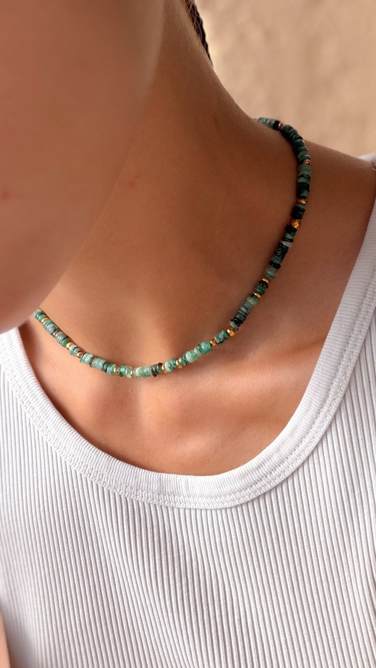 Collier Gloria en émeraude, porté — Théra'Pierres