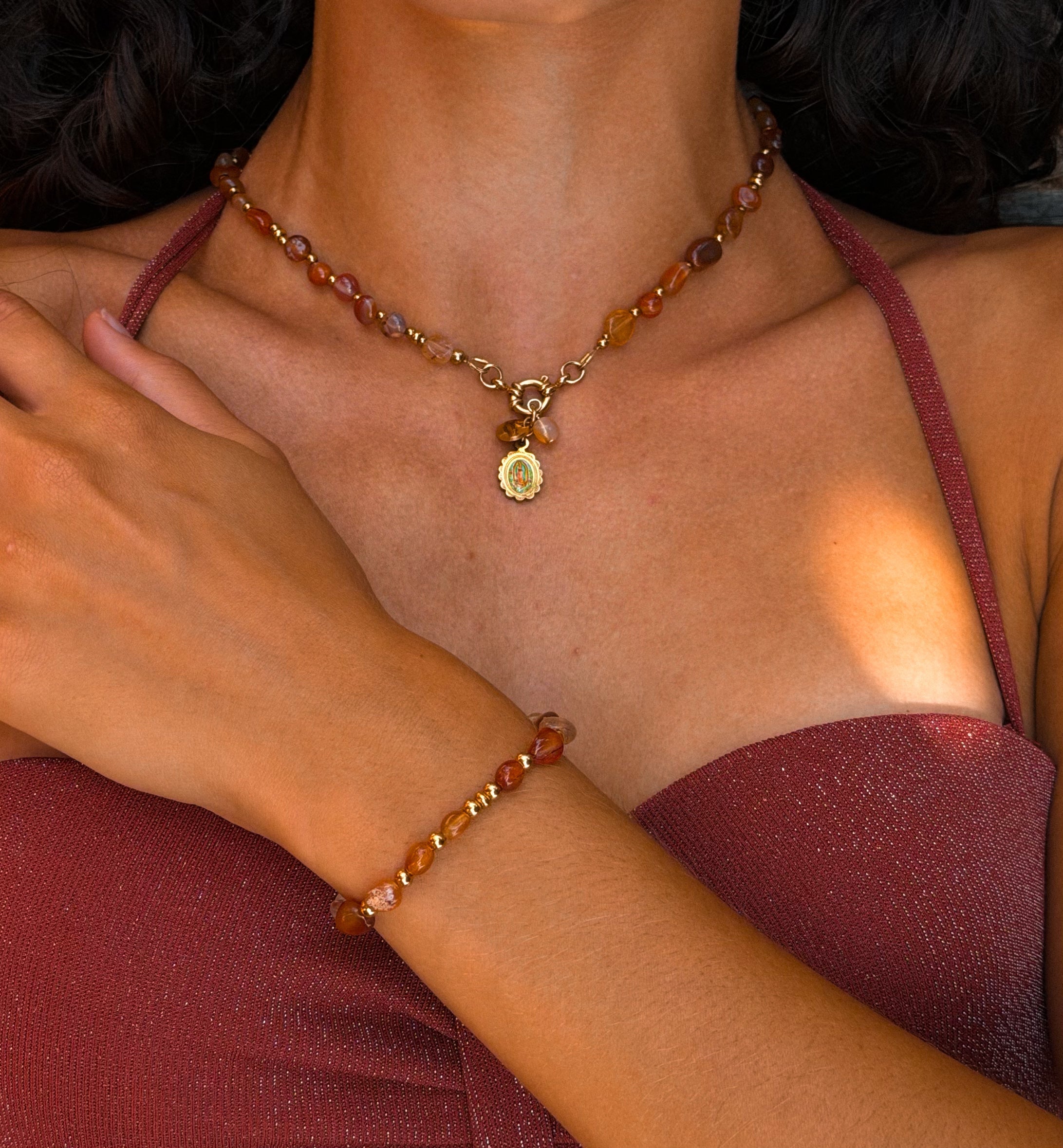 Collier et bracelet Fuoco en cornaline, portés — Sélection de la Maison Théra'Pierres