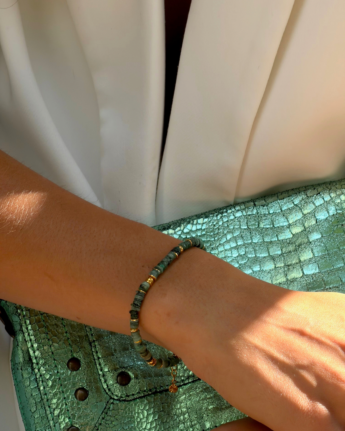 Bracelet Gloria en émeraude, porté — Théra'Pierres