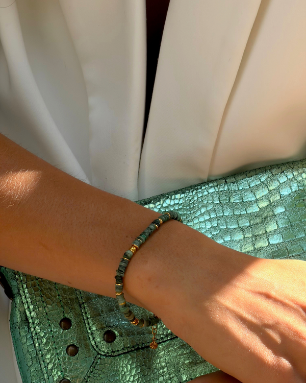 Bracelet Gloria en émeraude, porté — Théra'Pierres