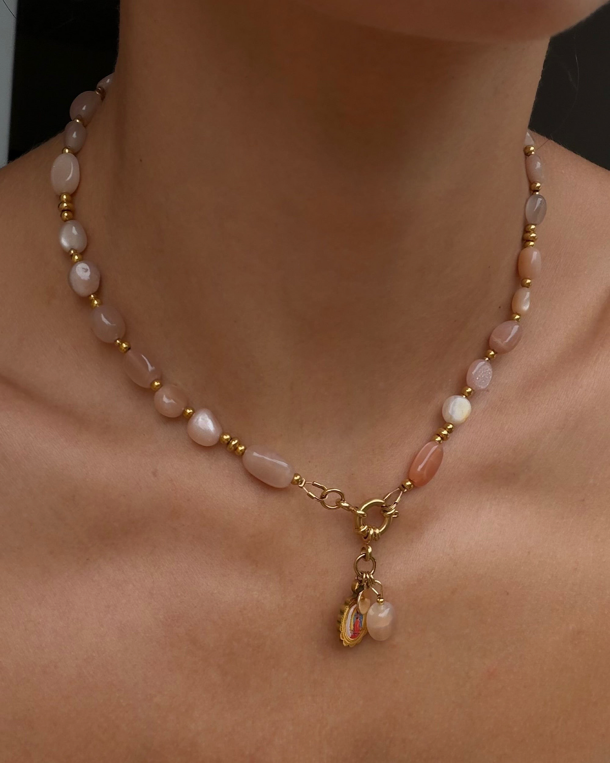 Collier Luna en pierre de lune, porté — Théra'Pierres