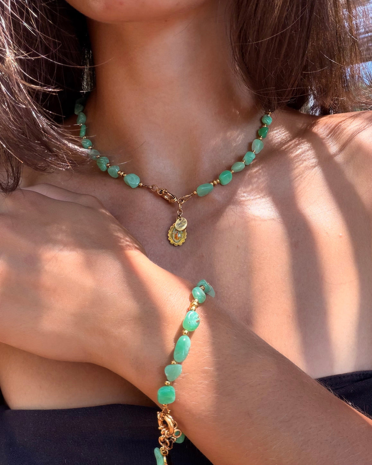 Collier et bracelet Onde en chrysoprase, portés — Théra'Pierres