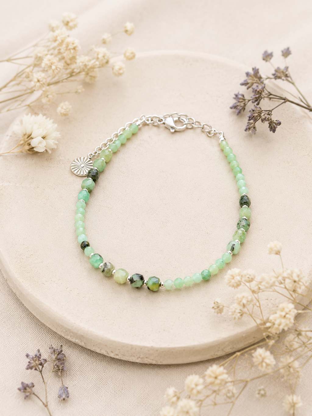 Alma Bracelet en émeraude, photographié en bord de mer — Théra'Pierres