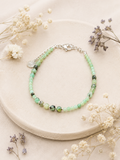 Alma Bracelet en émeraude, photographié en bord de mer — Théra'Pierres