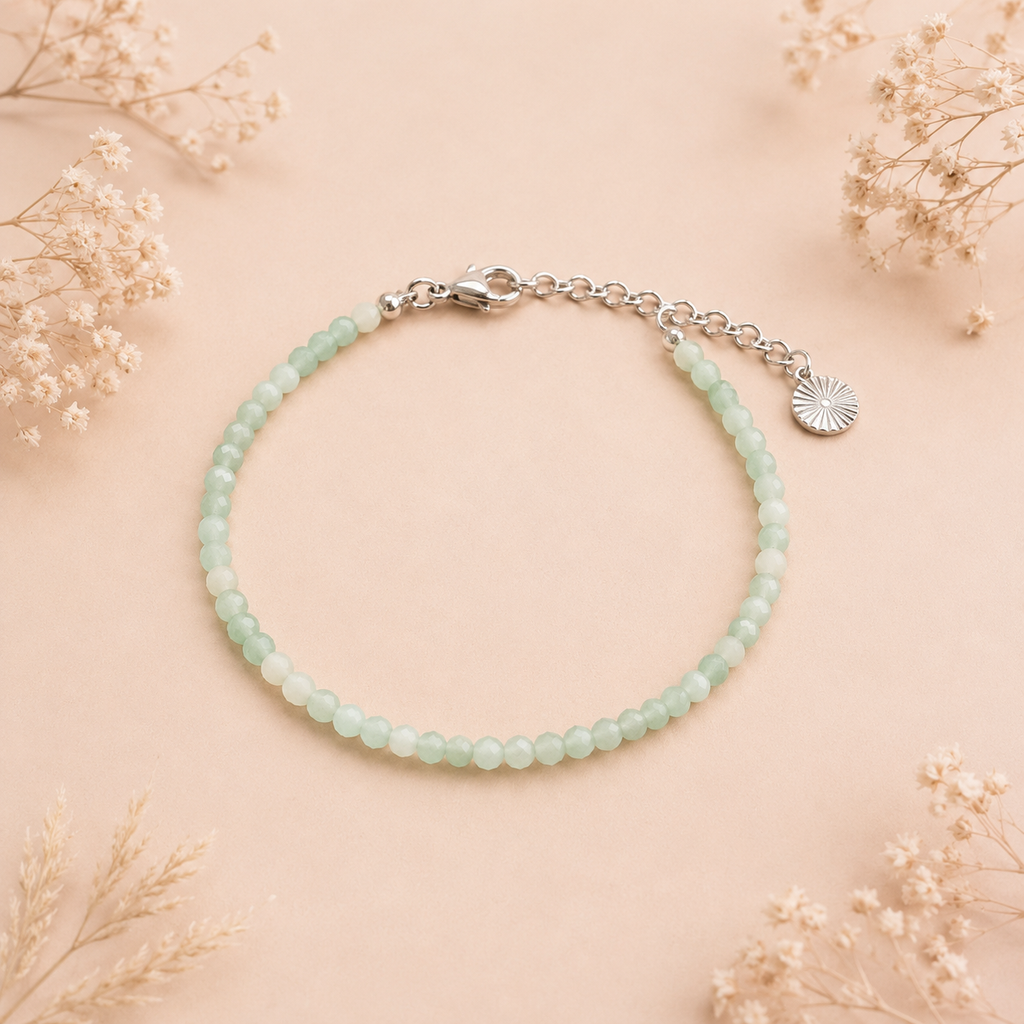 Brezza Bracelet en émeraude, photographié en bord de mer — Théra'Pierres
