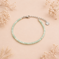 Brezza Bracelet en émeraude, photographié en bord de mer — Théra'Pierres