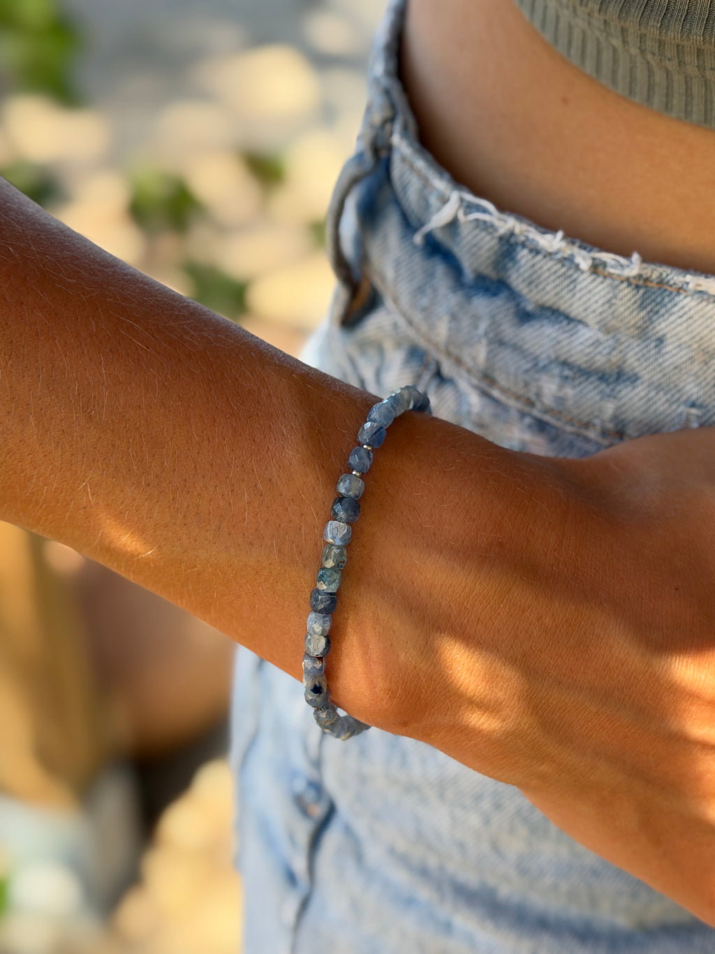 Bracelet Capri cyanite porté au poignet — Théra'Pierres, Golfe de Saint-Tropez