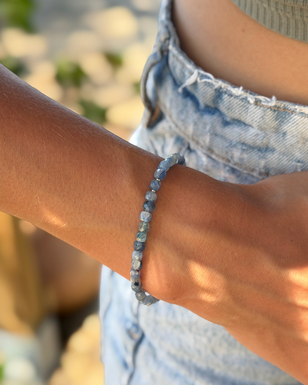 Bracelet Capri en cyanite, porté — Théra'Pierres