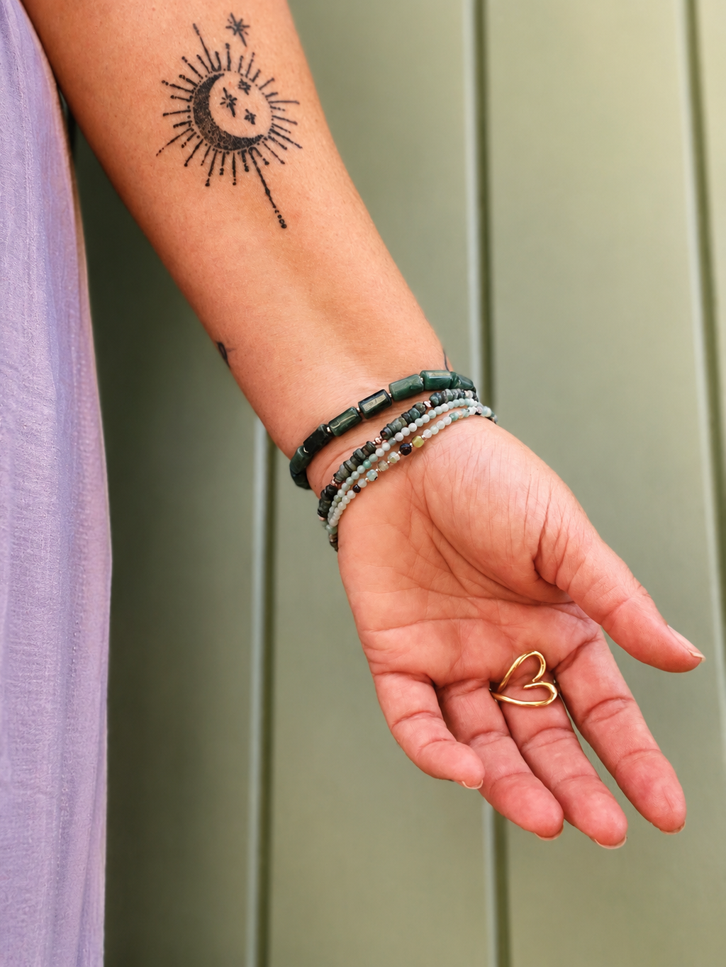 Bracelet en émeraude, photographié en bord de mer — Théra'Pierres