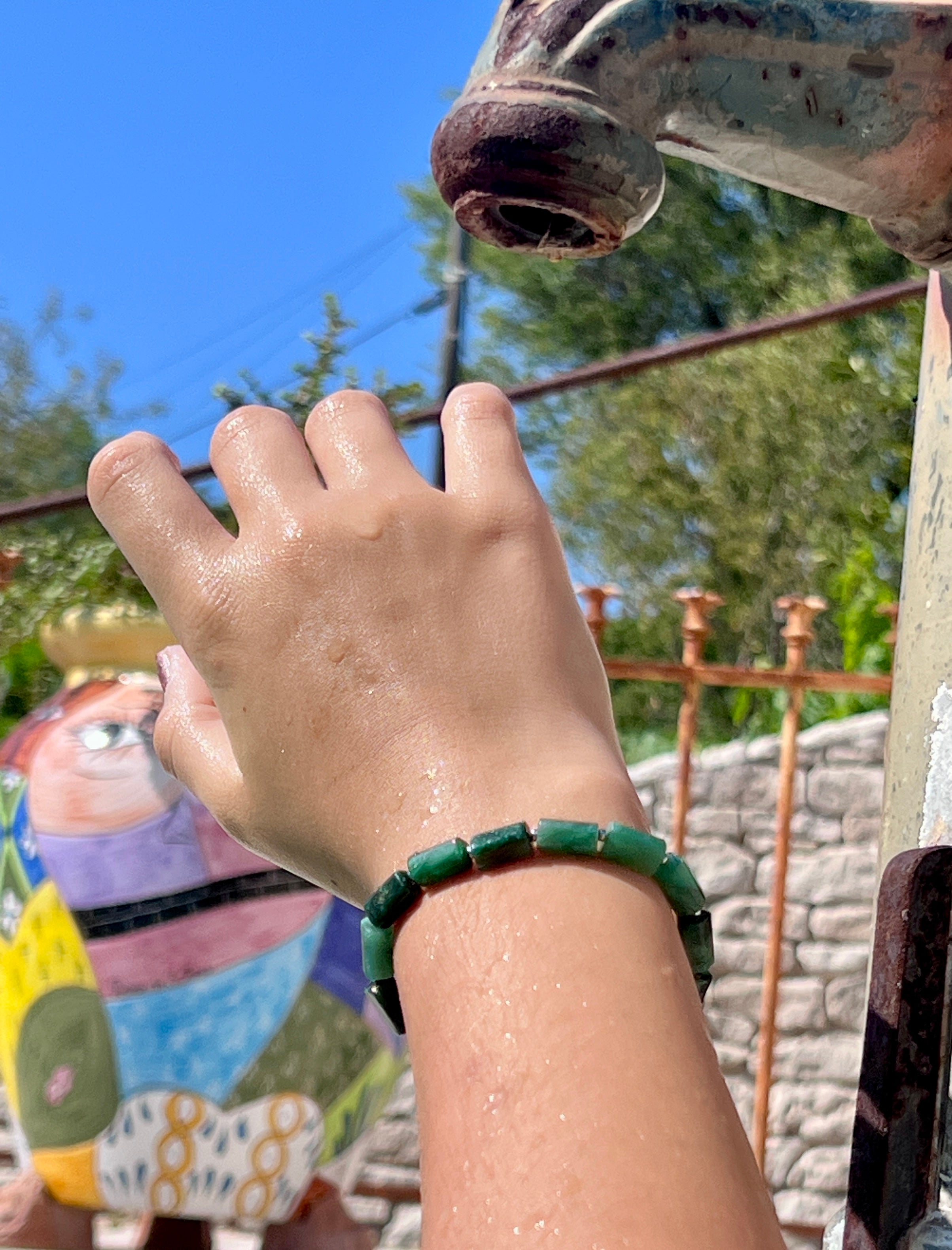 Bracelet émeraude porté au poignet — Thérapierres, Golfe de Saint-Tropez