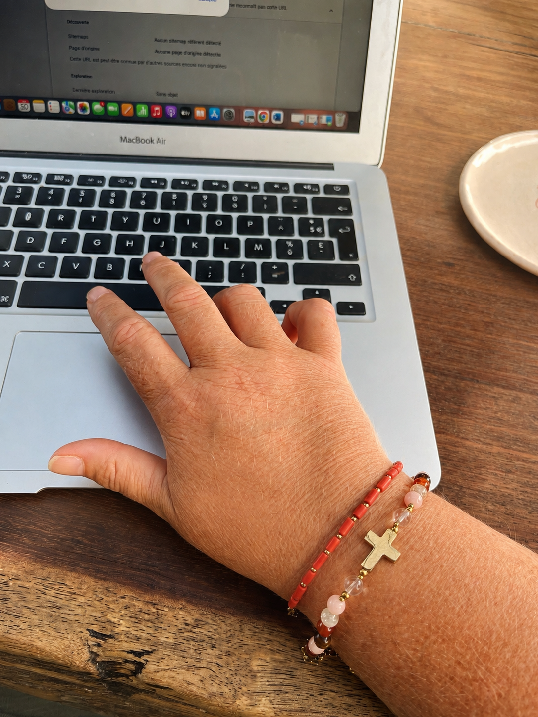 Bracelet Équilibre porté au poignet — Thérapierres, Golfe de Saint-Tropez