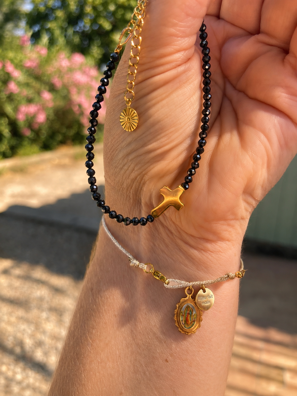 Bracelet Évidence spinelle noire tenu en main — Théra'Pierres, Golfe de Saint-Tropez