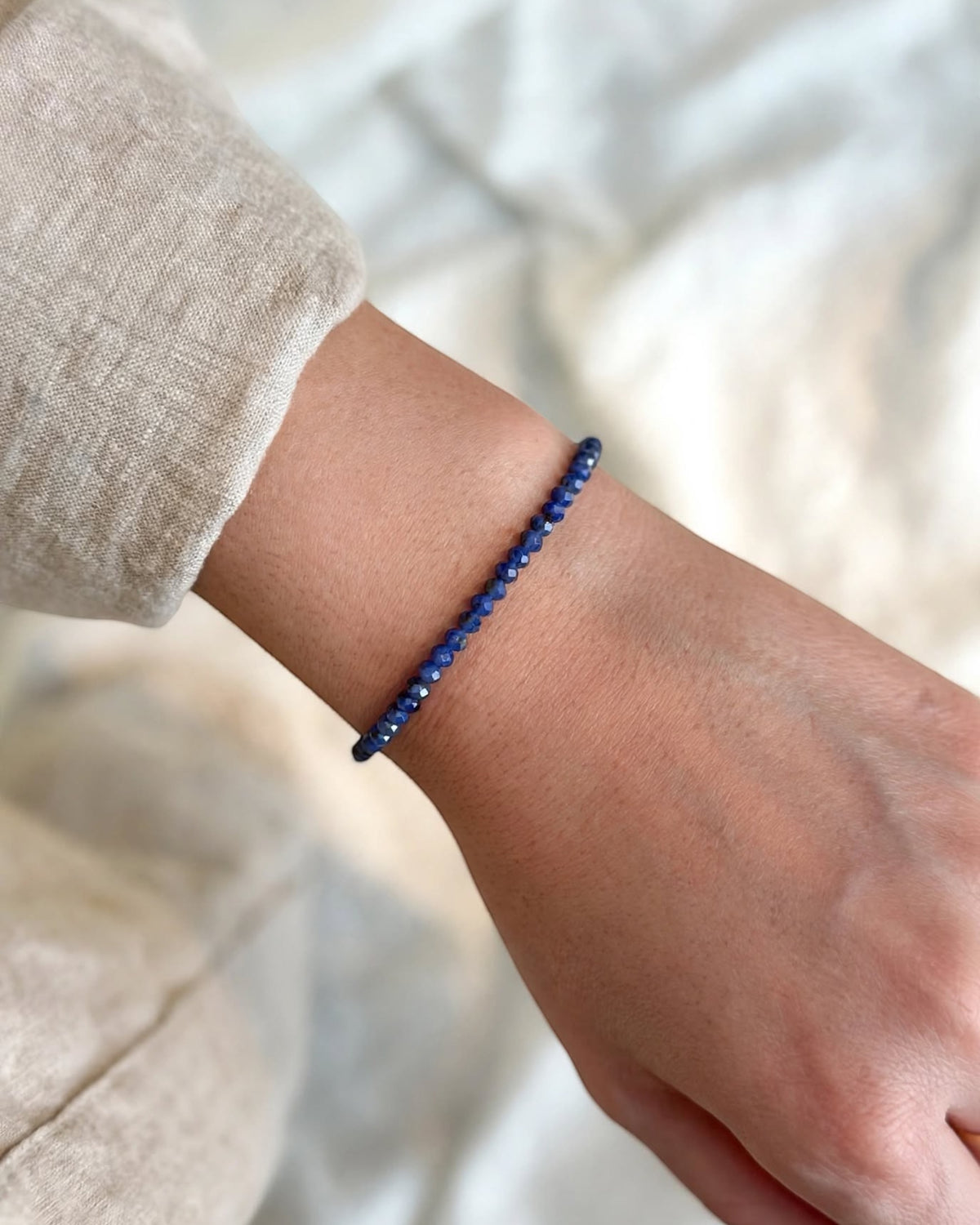 Bracelet Nocturne en sodalite, porté — Théra'Pierres