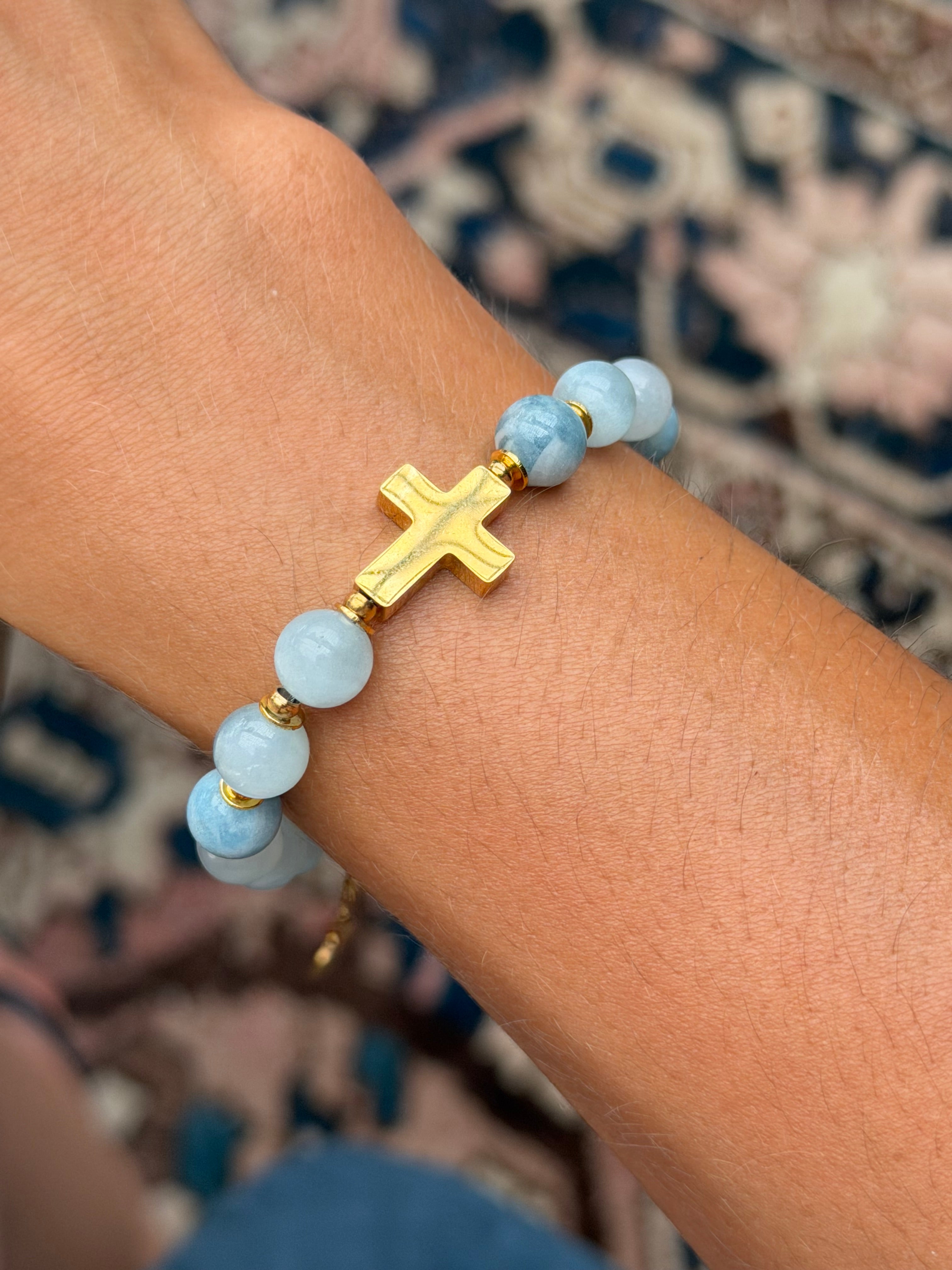 Bracelet Sereine, aigue-marine et croix — Théra'Pierres, Golfe de Saint-Tropez