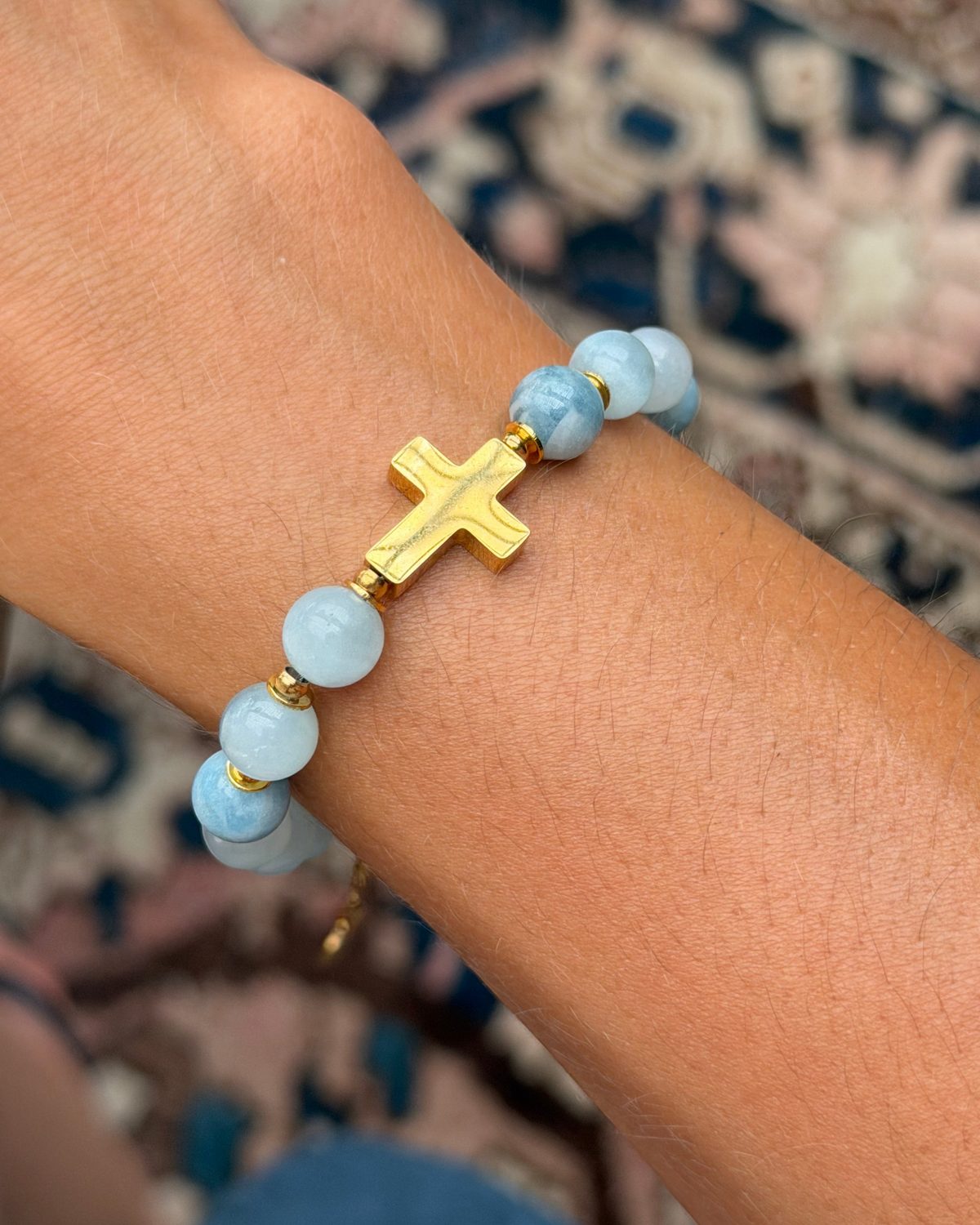 Bracelet Sereine en aigue-marine, porté — Théra'Pierres