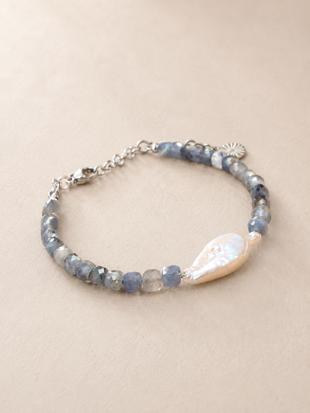 Bracelet Sillage, cyanite — Théra'Pierres, Golfe de Saint-Tropez