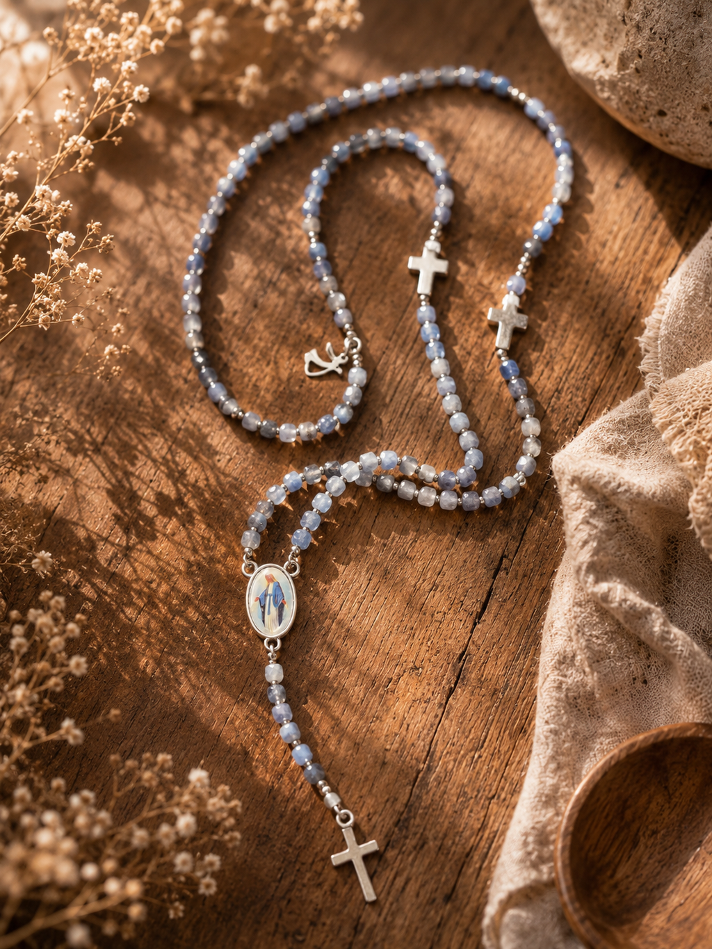 Chapelet cyanite et médaille vierge Marie — Théra'Pierres, Golfe de Saint-Tropez