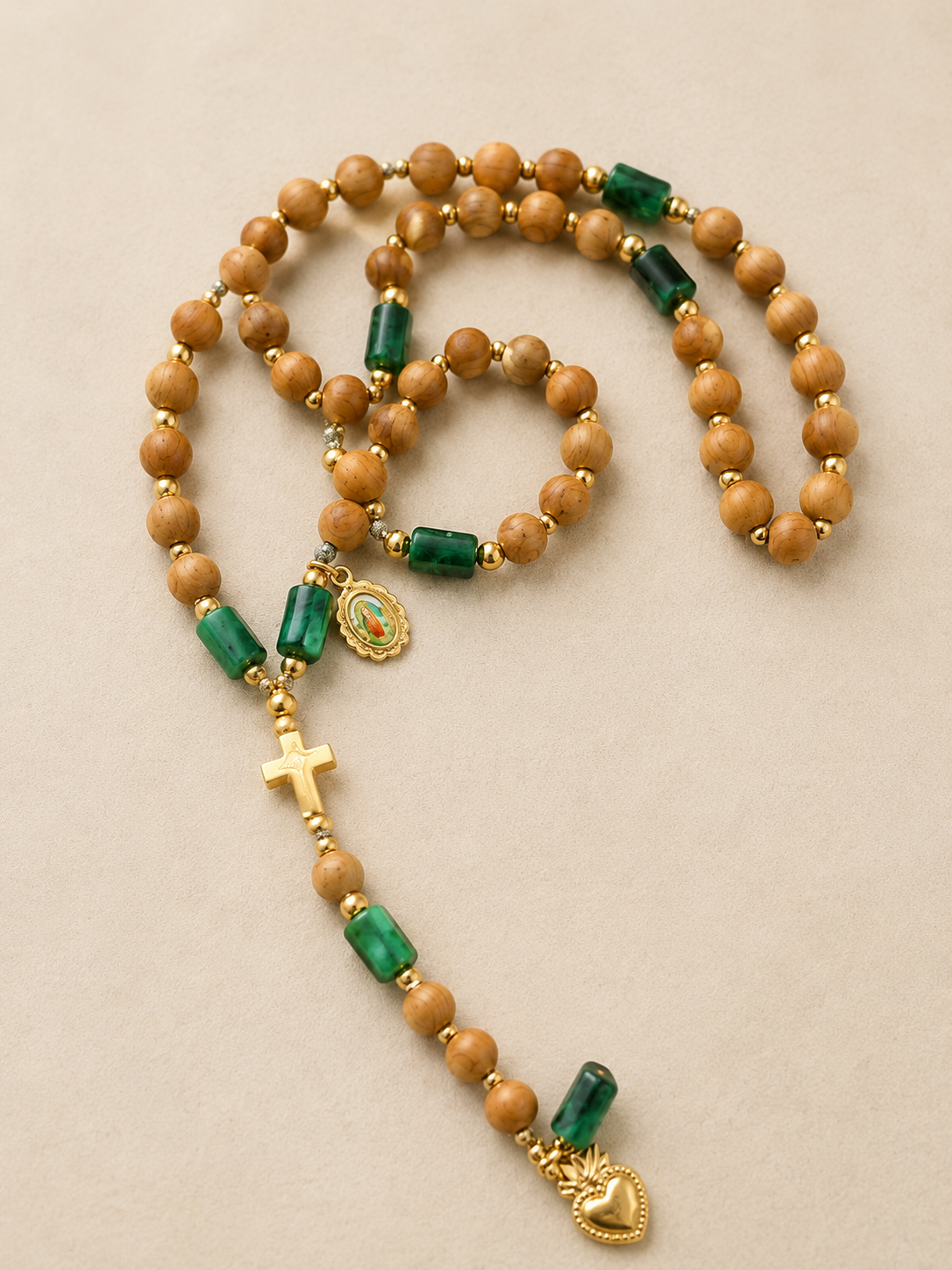 Chapelet Oration, bois de cade, émeraude et médaille Sacré-Cœur — Thérapierres, Golfe de Saint-Tropez