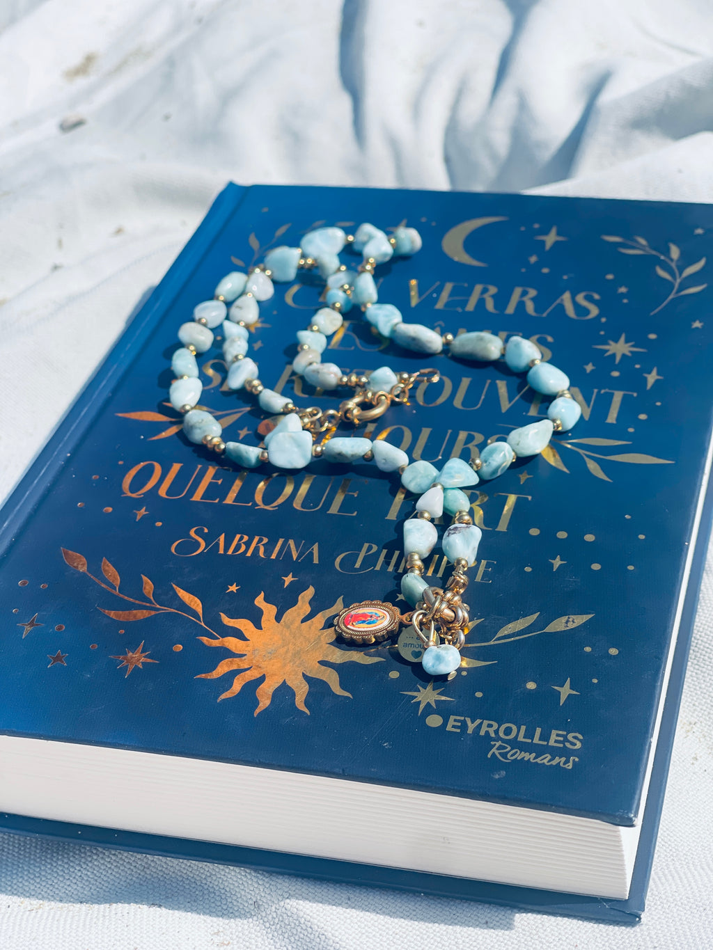 Collier Acqua, larimar et médaille Notre-Dame de Guadalupe, collection Dualità — Thérapierres, Golfe de Saint-Tropez