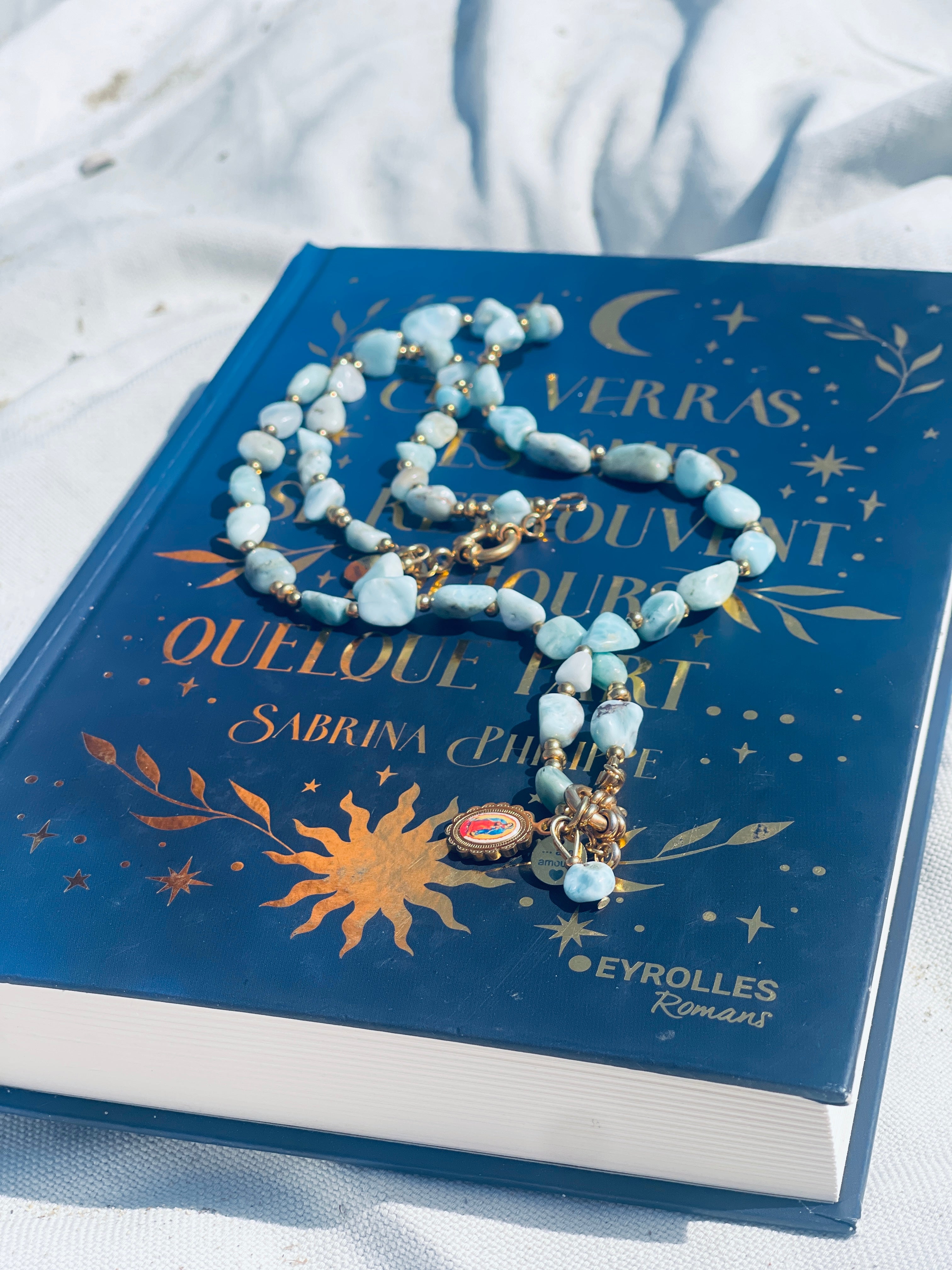 Collier Acqua, larimar et médaille Notre-Dame de Guadalupe, collection Dualità — Thérapierres, Golfe de Saint-Tropez