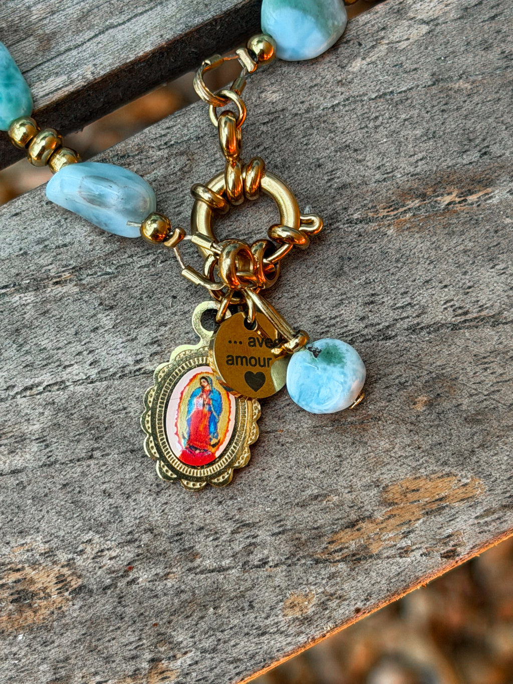 Collier Acqua larimar, détail de la médaille Notre-Dame de Guadalupe avec breloque ‘avec amour’ — Thérapierres, Golfe de Saint-Tropez