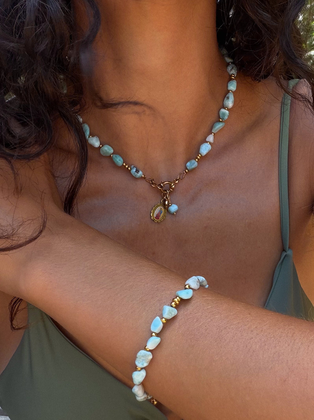 Collier et bracelet larimar, médaille Notre-Dame de Guadalupe, portés — Thérapierres, Golfe de Saint-Tropez