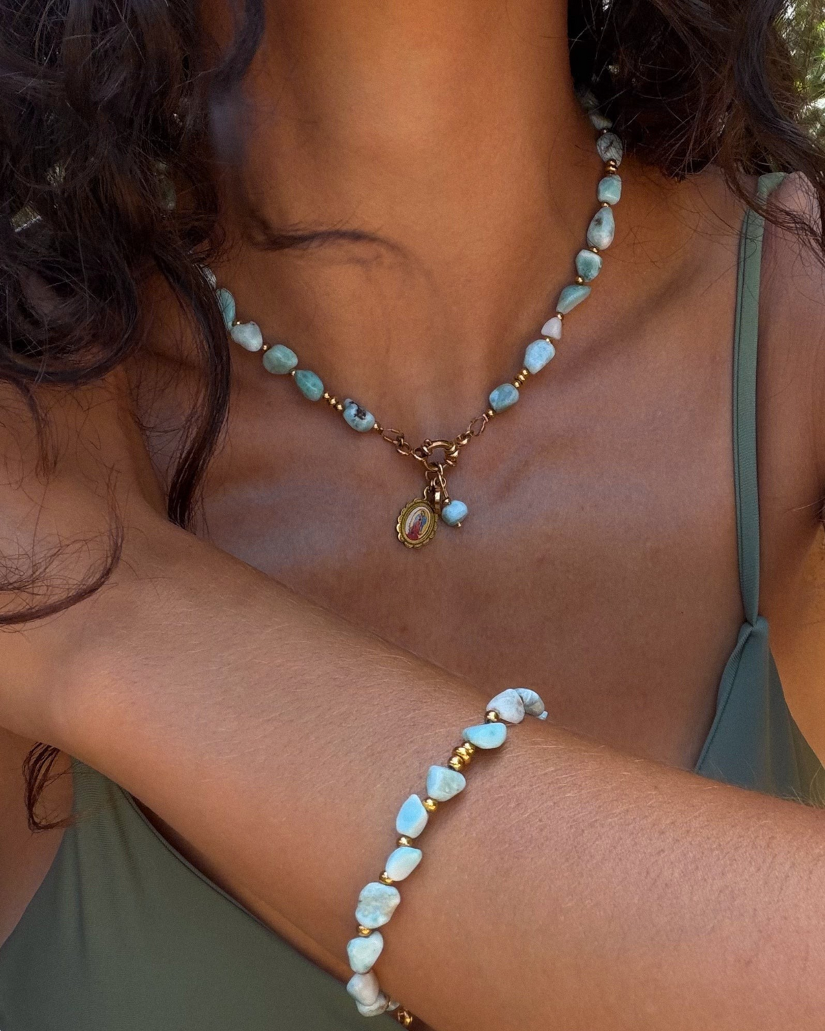 Collier et bracelet Acqua en larimar, portés — Théra'Pierres