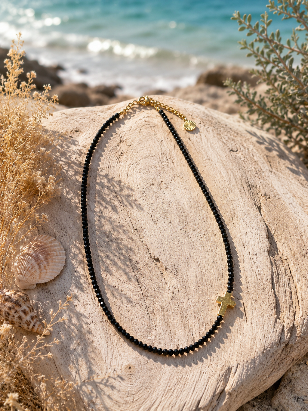 Collier Étincelle spinelle et croix, photographié à Saint-Tropez — Théra'Pierres