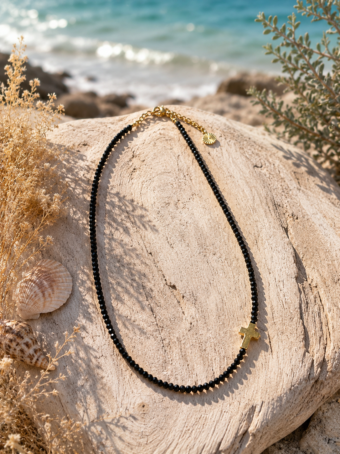 Collier Étincelle spinelle et croix, photographié à Saint-Tropez — Théra'Pierres