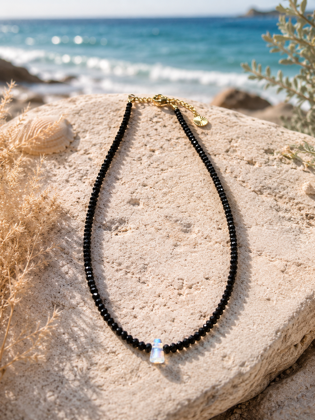 Collier Halo, spinelle noire et labradorite blanche, en bord de mer — Théra'Pierres, Golfe de Saint-Tropez