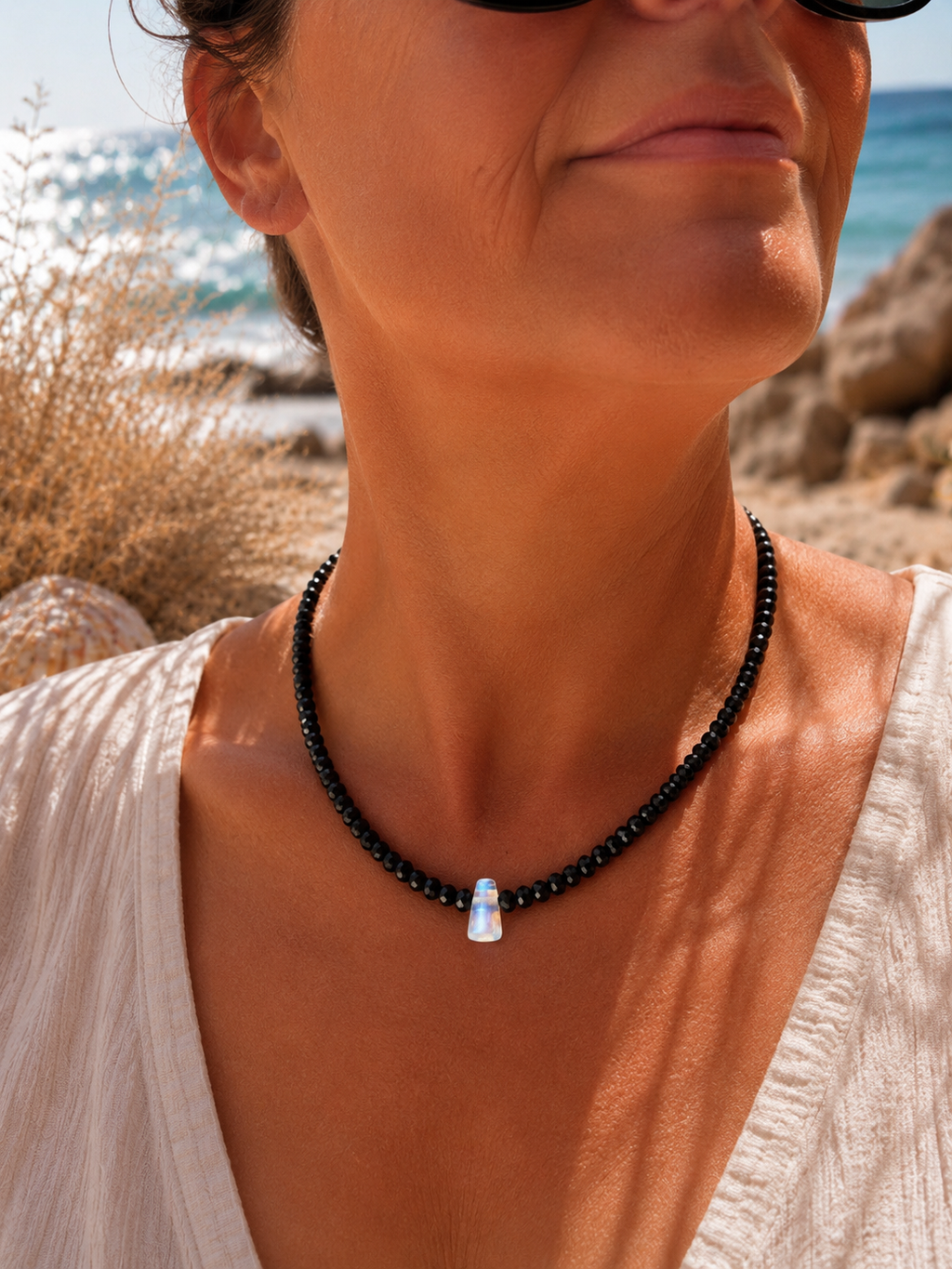 Collier Halo, spinelle noire et labradorite blanche — Théra'Pierres, Golfe de Saint-Tropez