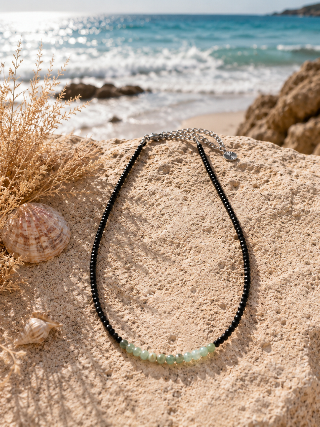 Collier Harmonia émeraude et spinelle en bord de mer — Théra'Pierres, Golfe de Saint-Tropez