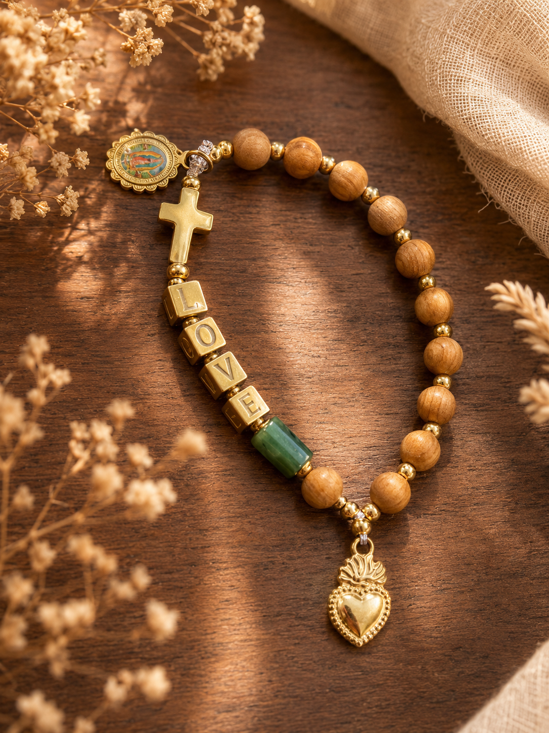 Dizainier Amor, bois de cade, émeraude, acier inoxydable et médaille Sacré-Cœur de Jésus — Thérapierres, Golfe de Saint-Tropez