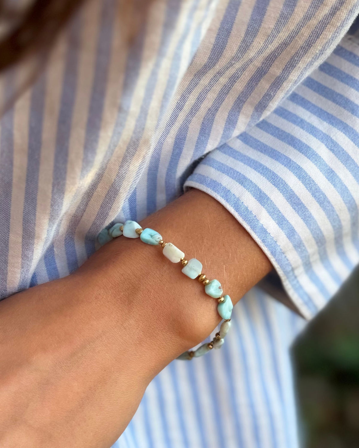 Bracelet Acqua en larimar, porté — Théra'Pierres