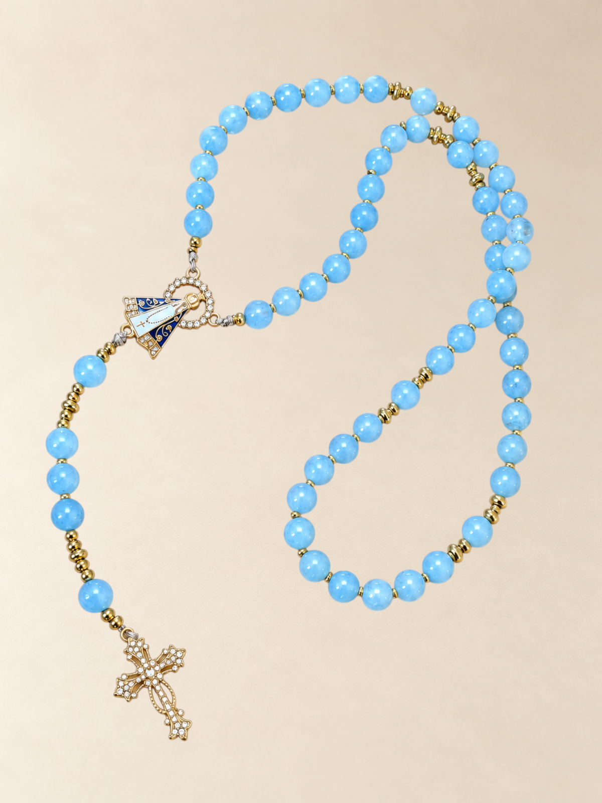 Chapelet Théra'Pierres en aigue-marine bleu pâle avec perles dorées, médaille émaillée et croix sertie de cristaux.